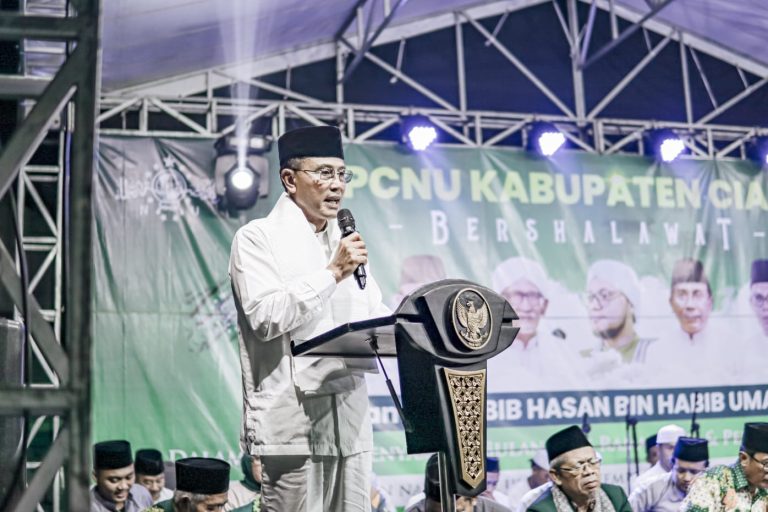 Bersama Ribuan Santri, Bupati...